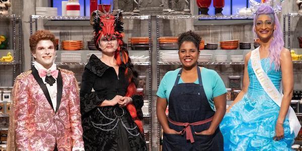 Sinaí Vespie (second from right) with the Halloween Baking Championship judges